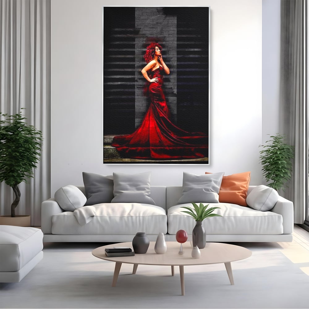 Tablou canvas cu tablou canvas cu femeie in rochie rosie, in rama de aluminiu argintiu, pe perete intr-un living