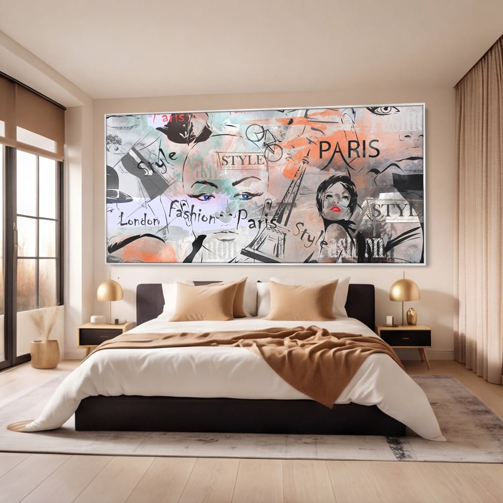 Tablou canvas cu ilustratia digitala cu tematica fashion, in rama de aluminiu argintiu, pe perete intr-un dormitor