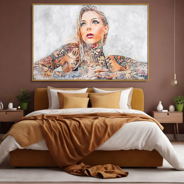 Tablou canvas cu tablou canvas cu femeie tatuata, in rama de aluminiu auriu, pe perete intr-un dormitor
