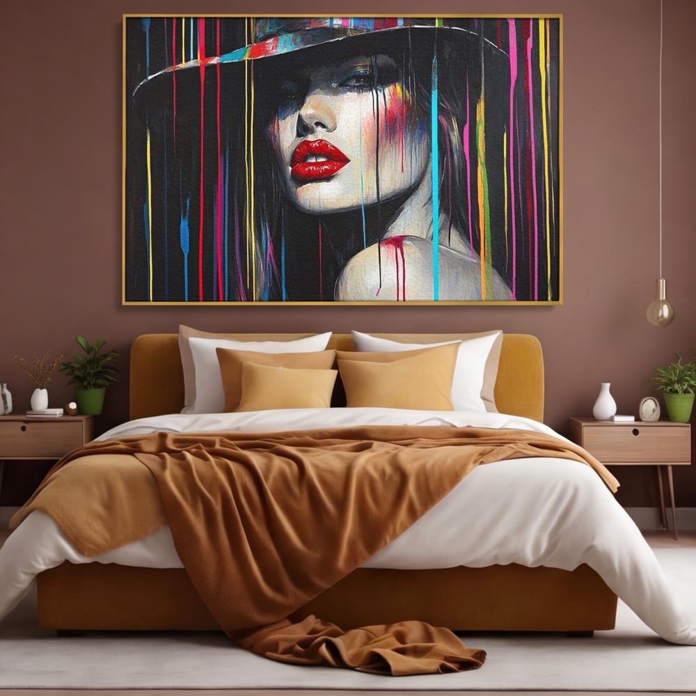 Tablou canvas cu tablou canvas cu portret de femeie si buze rosii, in rama de aluminiu auriu, pe perete intr-un dormitor