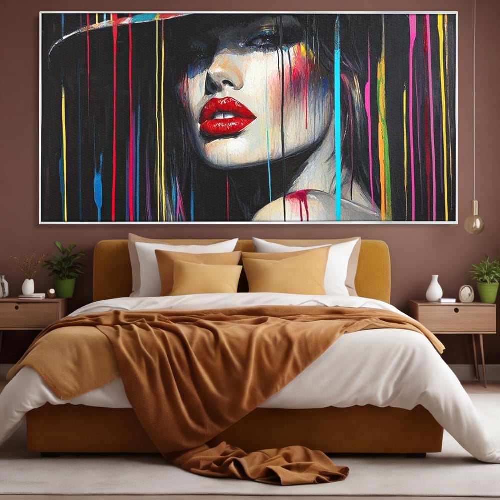 Tablou canvas cu tablou canvas cu portret de femeie si buze rosii, in rama de aluminiu argintiu, pe perete intr-un dormitor
