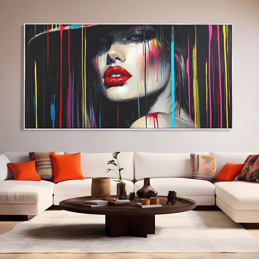 Tablou canvas cu tablou canvas cu portret de femeie si buze rosii, in rama de aluminiu argintiu, pe perete intr-un living