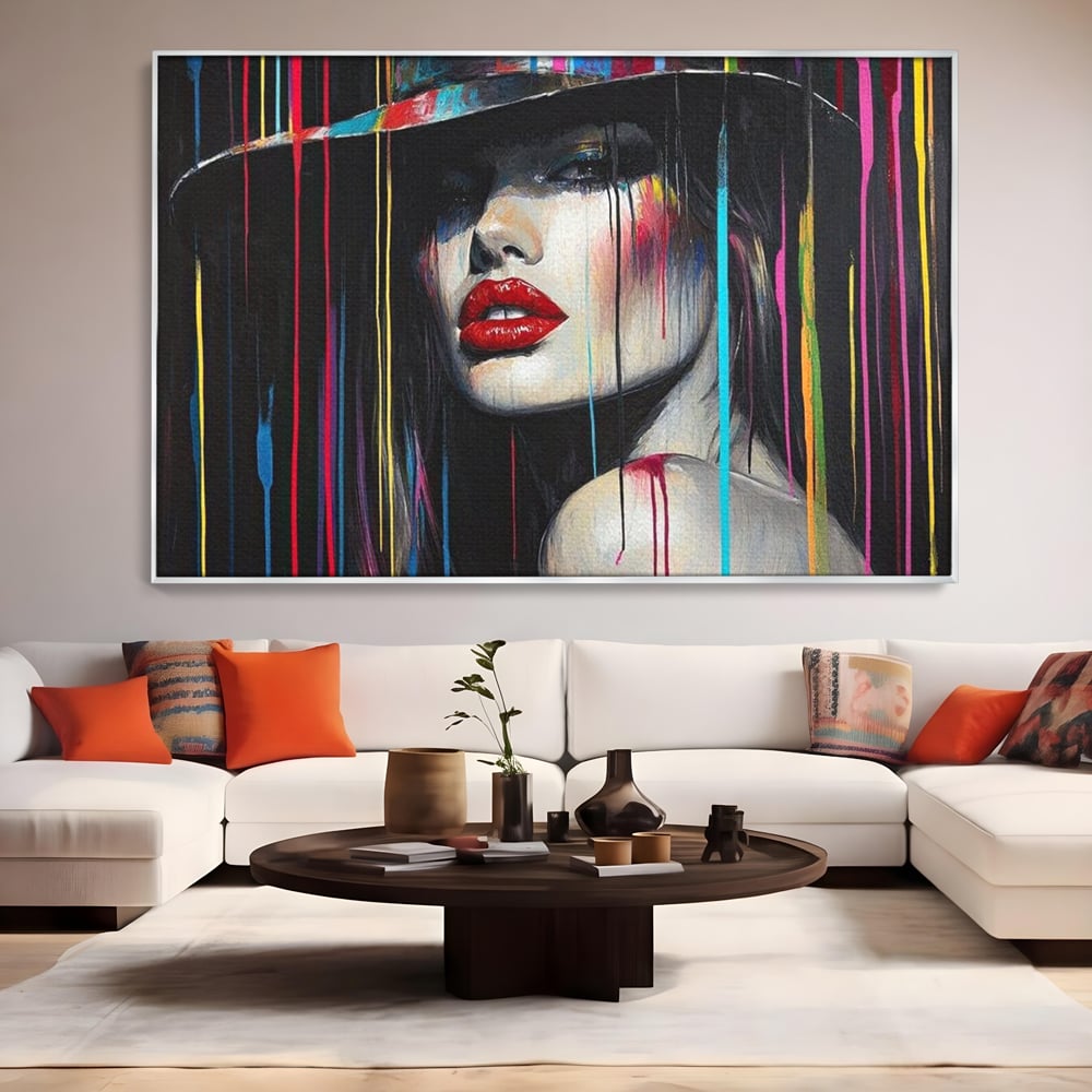 Tablou canvas cu tablou canvas cu portret de femeie si buze rosii, in rama de aluminiu argintiu, pe perete intr-un living