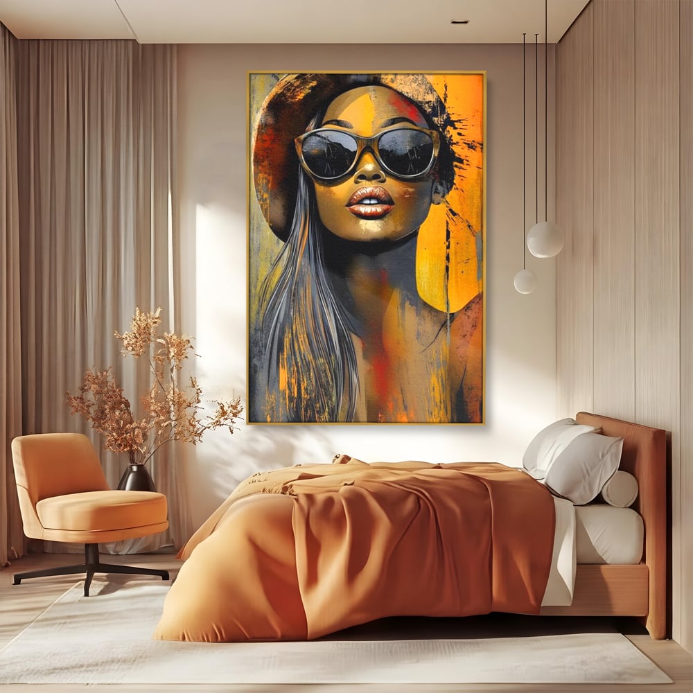 Tablou canvas cu tablou canvas cu portret de femeie ochelari de soare, in rama de aluminiu auriu, pe perete intr-un dormitor