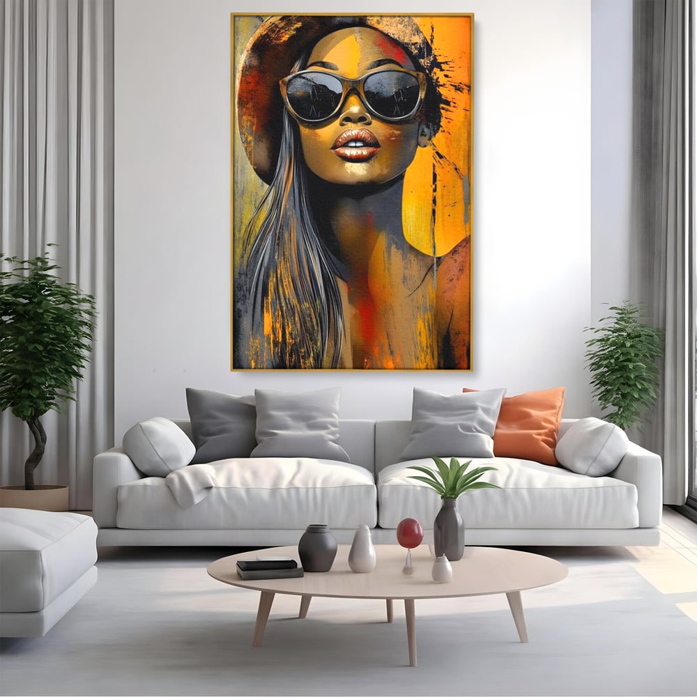Tablou canvas cu tablou canvas cu portret de femeie ochelari de soare, in rama de aluminiu auriu, pe perete intr-un living