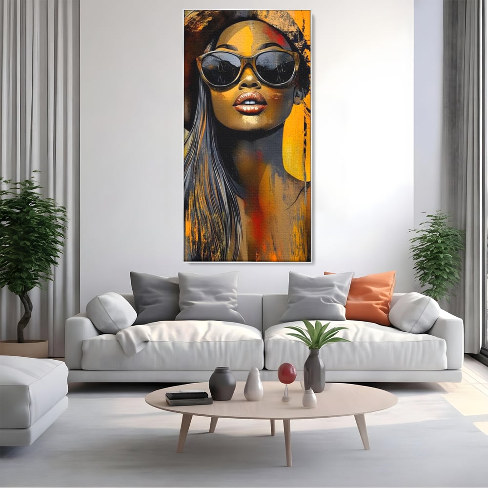 Tablou canvas cu tablou canvas cu portret de femeie ochelari de soare, in rama de aluminiu argintiu, pe perete intr-un living