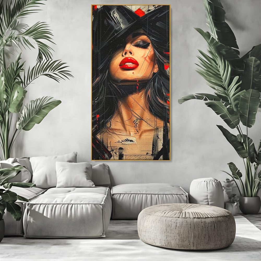 Tablou canvas cu tablou canvas cu portret stilizat de femeie, in rama de aluminiu auriu, pe perete intr-un living