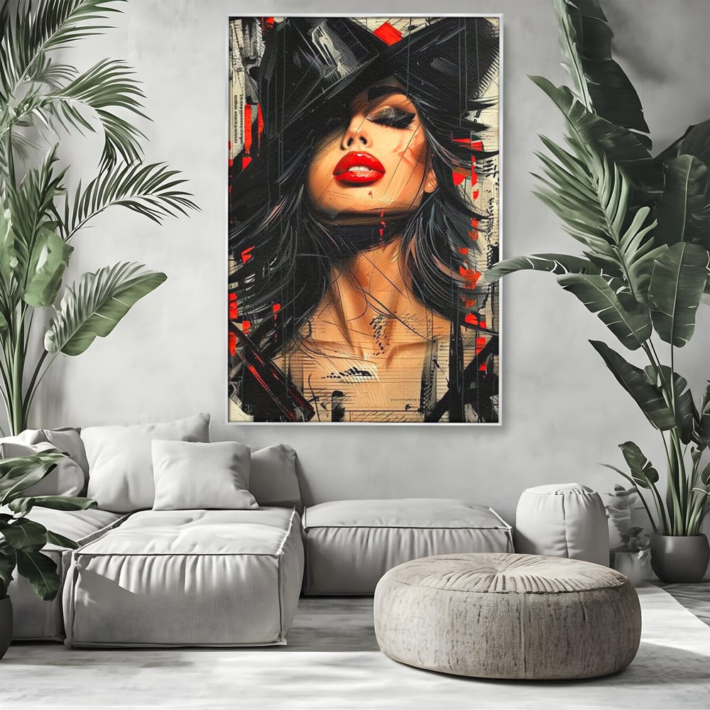 Tablou canvas cu tablou canvas cu portret stilizat de femeie, in rama de aluminiu argintiu, pe perete intr-un living