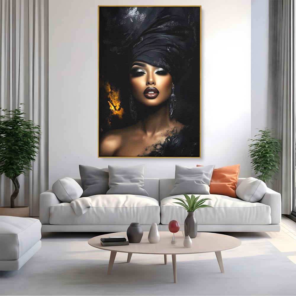 Tablou canvas cu tablou canvas cu portret de femeie, in rama de aluminiu auriu, pe perete intr-un living