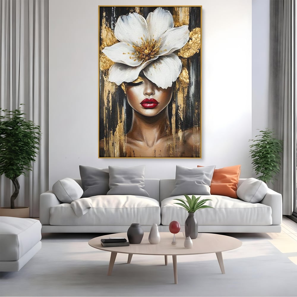 Tablou canvas cu tablou canvas cu portret de femeie si floare, in rama de aluminiu auriu, pe perete intr-un living