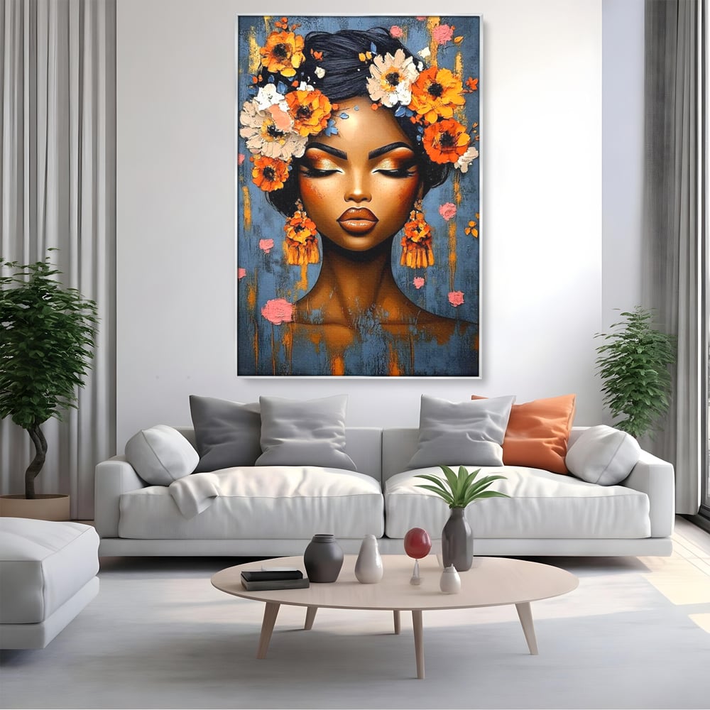 Tablou canvas cu tablou canvas cu portret de femeie si flori, in rama de aluminiu argintiu, pe perete intr-un living