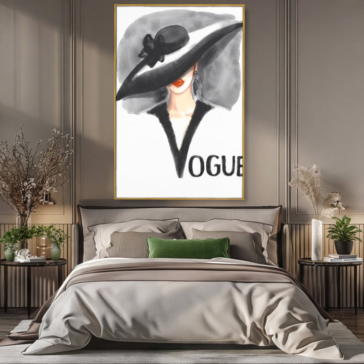 Tablou canvas cu ilustratie cu femeie purtand palarie, in rama de aluminiu auriu, pe perete intr-un dormitor