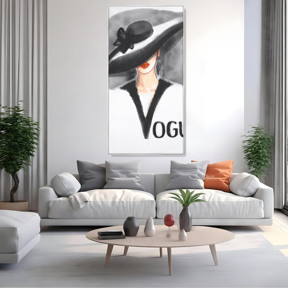 Tablou canvas cu ilustratie cu femeie purtand palarie, in rama de aluminiu argintiu, pe perete intr-un living
