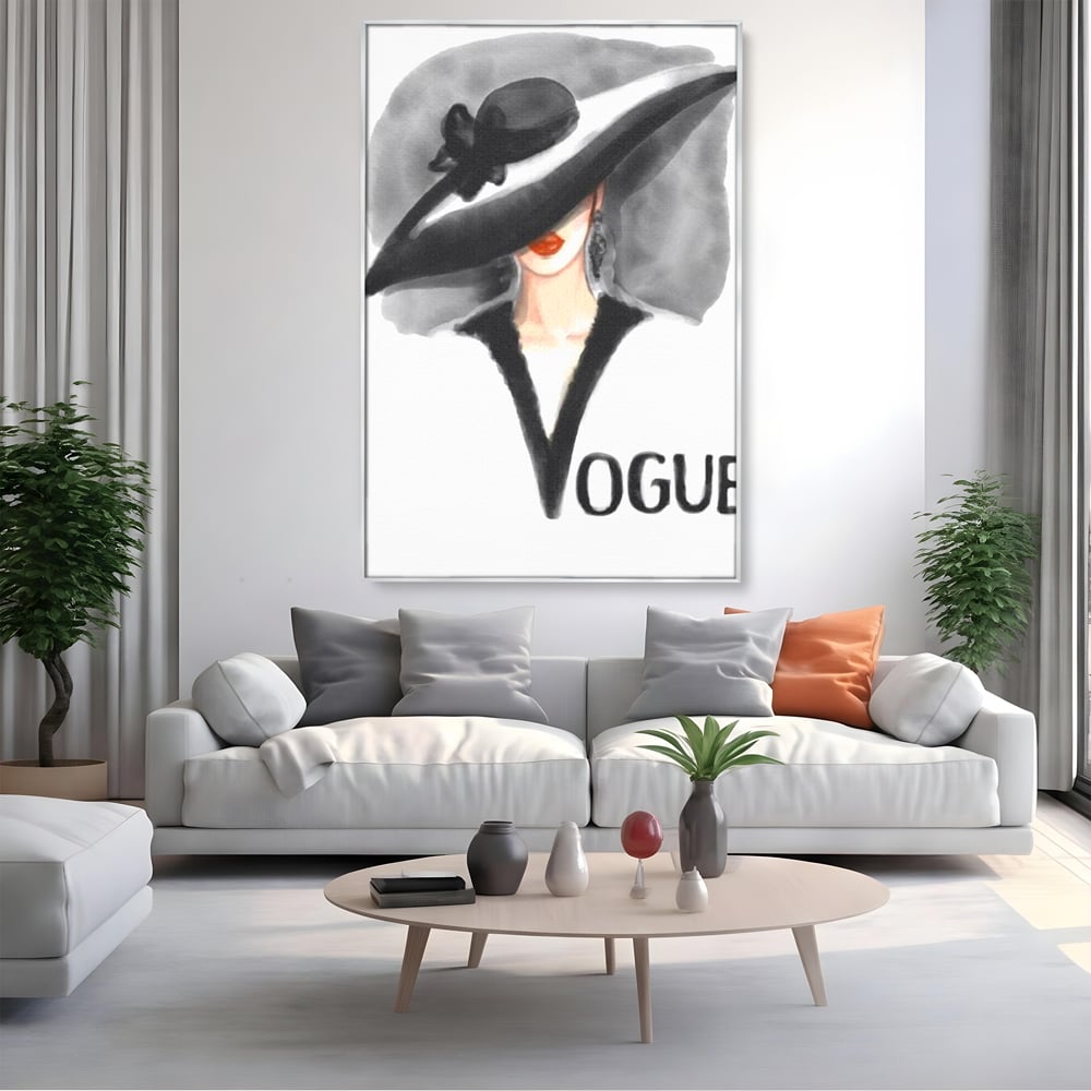 Tablou canvas cu ilustratie cu femeie purtand palarie, in rama de aluminiu argintiu, pe perete intr-un living