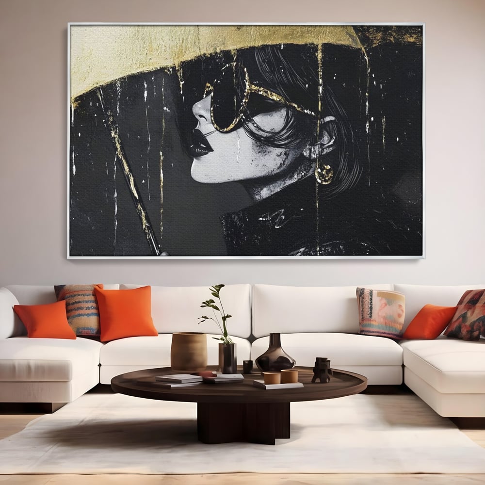 Tablou canvas cu tablou canvas cu femeie in ploaie stilizata, in rama de aluminiu argintiu, pe perete intr-un living