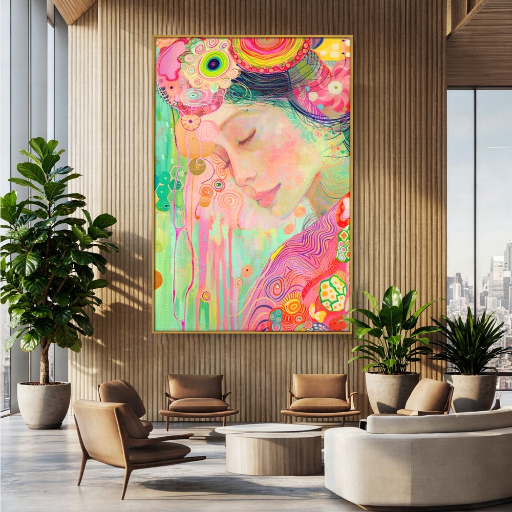 Tablou canvas cu tablou canvas cu portret de zana, in rama de aluminiu auriu, pe perete intr-un birou