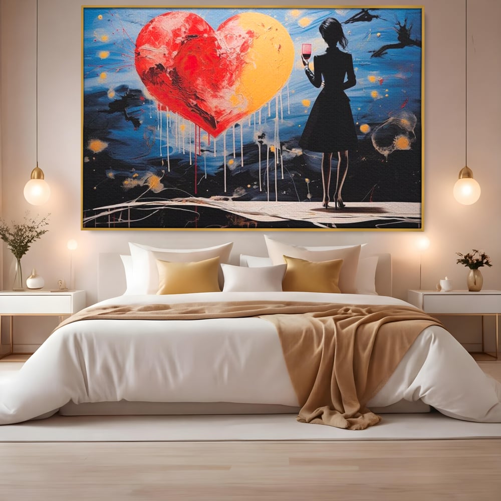 Tablou canvas cu tablou canvas cu femeie si inima uriasa, in rama de aluminiu auriu, pe perete intr-un dormitor