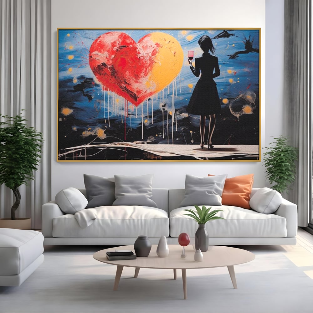 Tablou canvas cu tablou canvas cu femeie si inima uriasa, in rama de aluminiu auriu, pe perete intr-un living