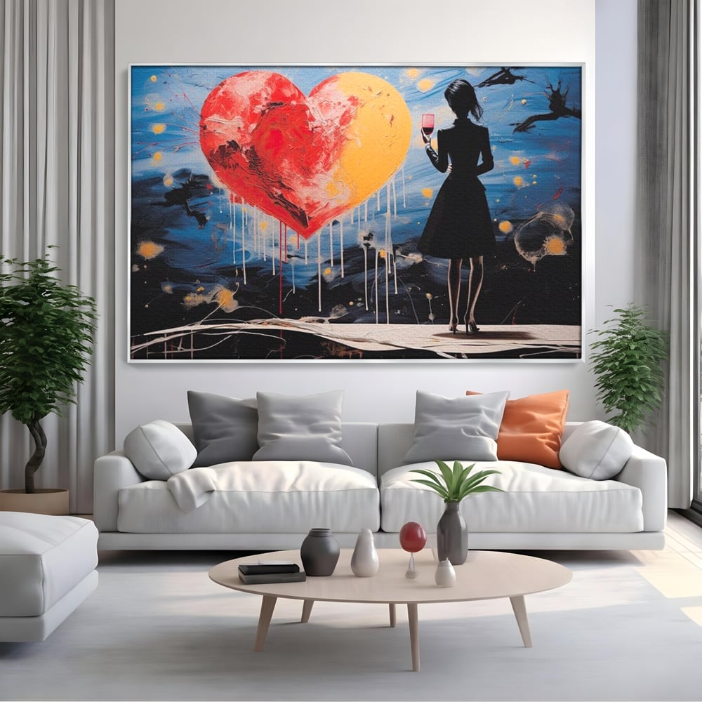 Tablou canvas cu tablou canvas cu femeie si inima uriasa, in rama de aluminiu argintiu, pe perete intr-un living