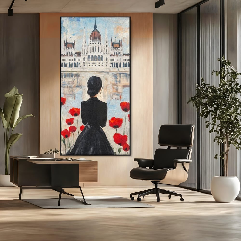 Tablou canvas cu tablou canvas cu femeie si maci, in rama de aluminiu negru, pe perete intr-un birou