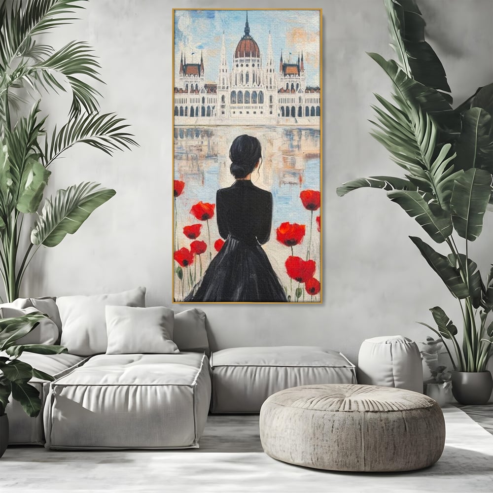 Tablou canvas cu tablou canvas cu femeie si maci, in rama de aluminiu auriu, pe perete intr-un living