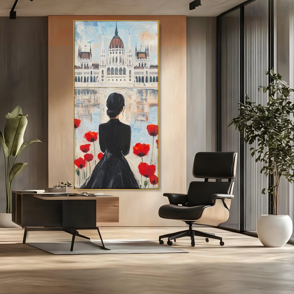 Tablou canvas cu tablou canvas cu femeie si maci, in rama de aluminiu auriu, pe perete intr-un birou