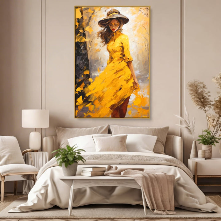 Tablou canvas cu tablou canvas cu femeie in galben, in rama de aluminiu auriu, pe perete intr-un dormitor