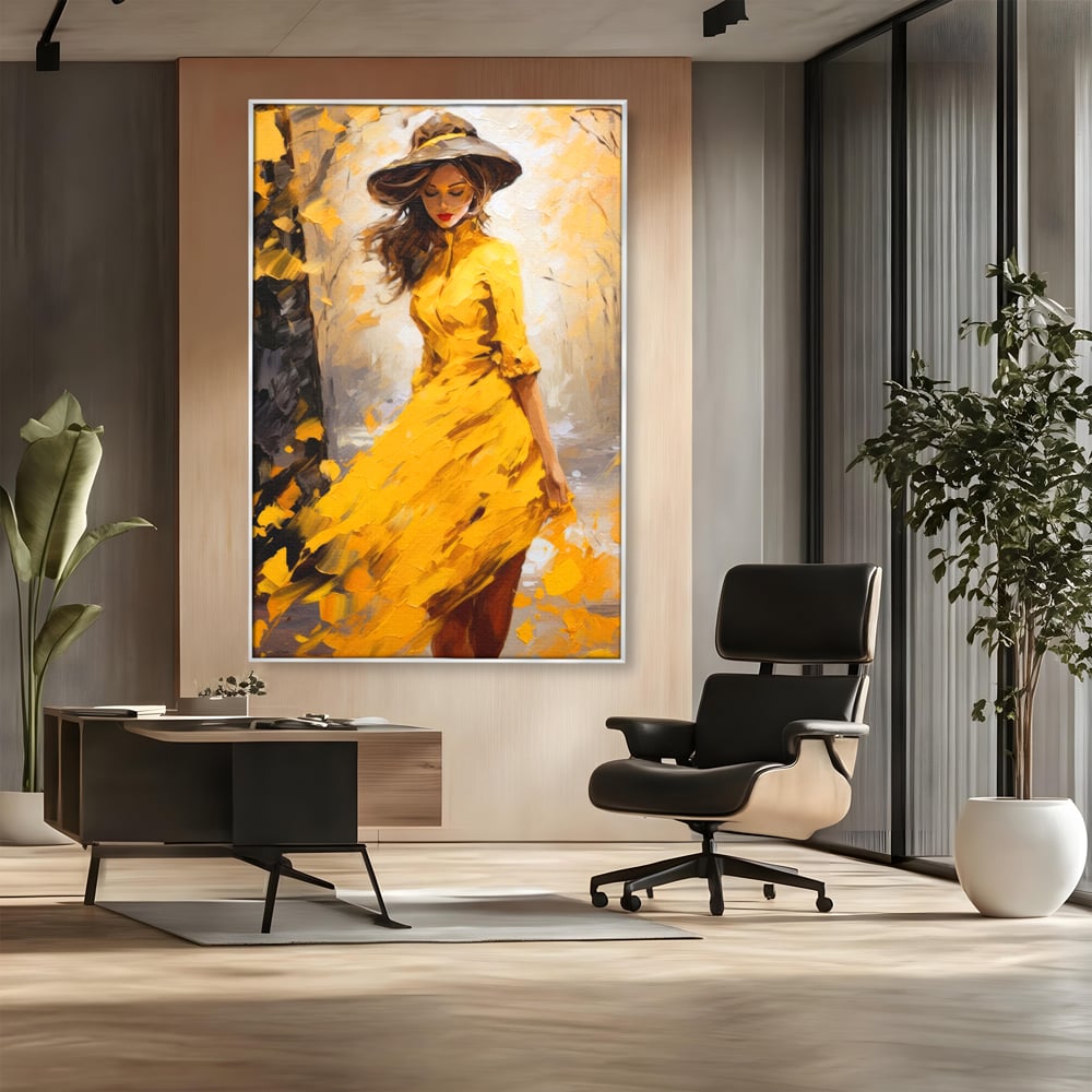 Tablou canvas cu tablou canvas cu femeie in galben, in rama de aluminiu argintiu, pe perete intr-un birou