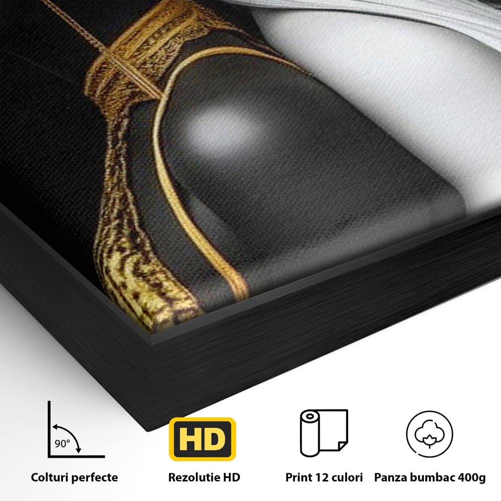 Detaliu al suprafetei: tablou canvas cu doua fete in contrast, in rama de aluminiu negru