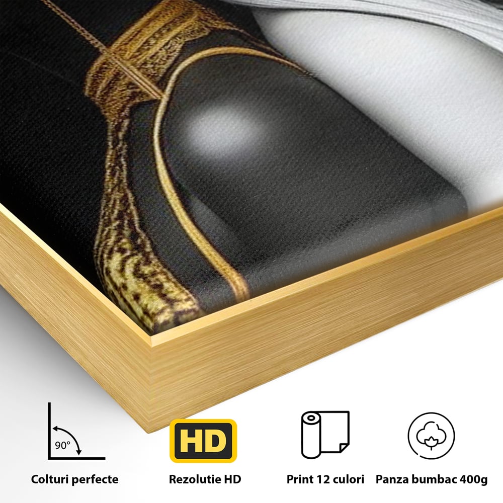 Detaliu al suprafetei: tablou canvas cu doua fete in contrast, in rama de aluminiu auriu
