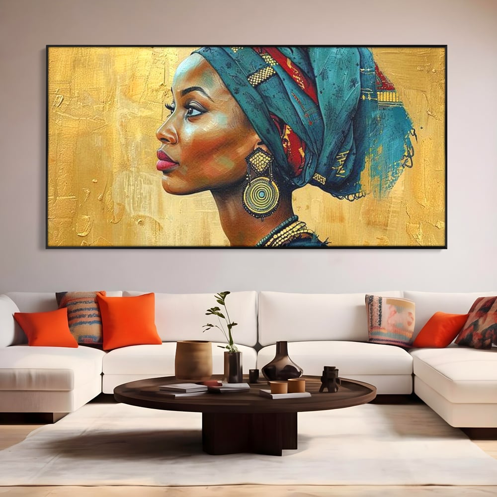 Tablou canvas cu tablou canvas cu profil de femeie, in rama de aluminiu negru, pe perete intr-un living