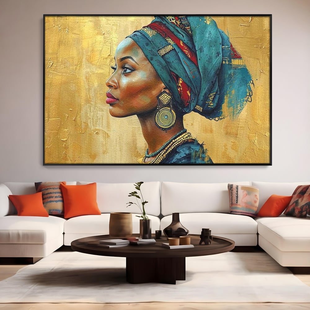 Tablou canvas cu tablou canvas cu profil de femeie, in rama de aluminiu negru, pe perete intr-un living