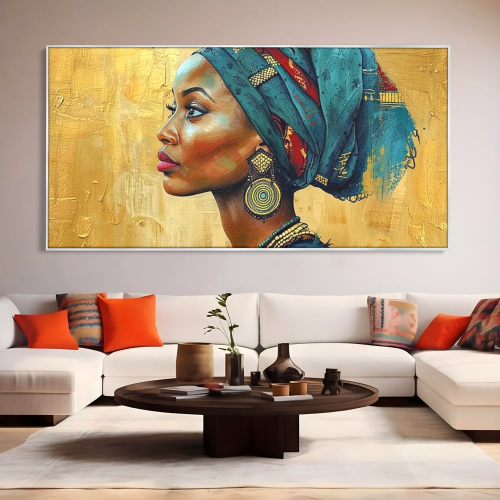 Tablou canvas cu tablou canvas cu profil de femeie, in rama de aluminiu argintiu, pe perete intr-un living