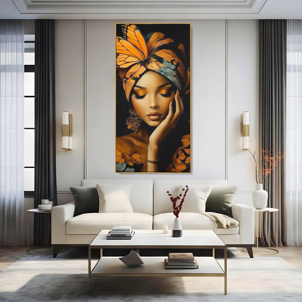Tablou canvas cu tablou canvas cu portret de femeie, in rama de aluminiu auriu, pe perete intr-un living