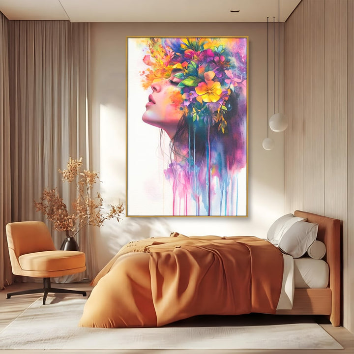 Tablou canvas cu tablou canvas cu profil de femeie si flori, in rama de aluminiu auriu, pe perete intr-un dormitor