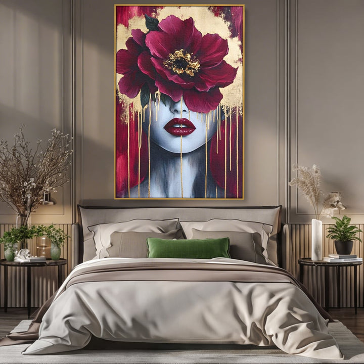 Tablou canvas cu tablou canvas cu chip de femeie si floare, in rama de aluminiu auriu, pe perete intr-un dormitor