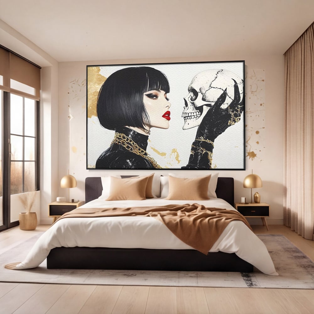 Tablou canvas cu ilustratie digitala cu femeie si craniu, in rama de aluminiu negru, pe perete intr-un dormitor