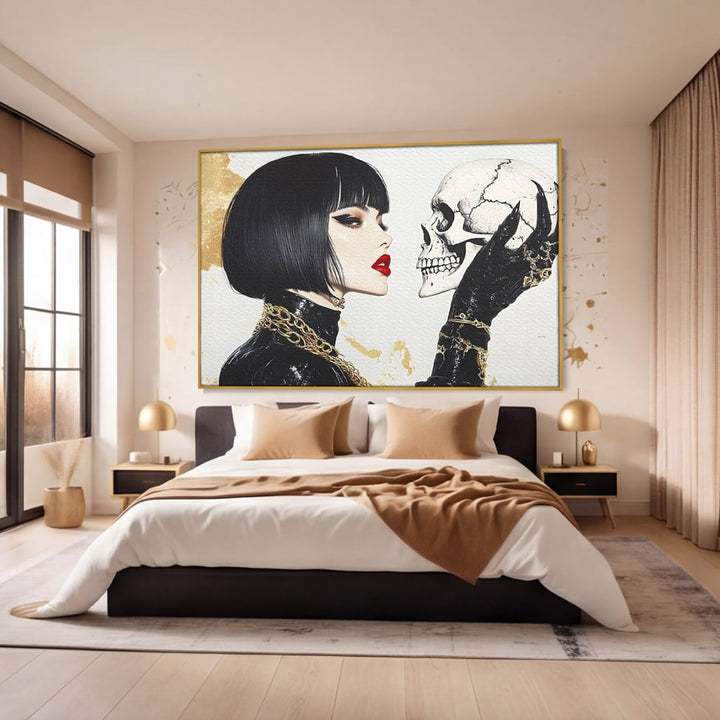 Tablou canvas cu ilustratie digitala cu femeie si craniu, in rama de aluminiu auriu, pe perete intr-un dormitor