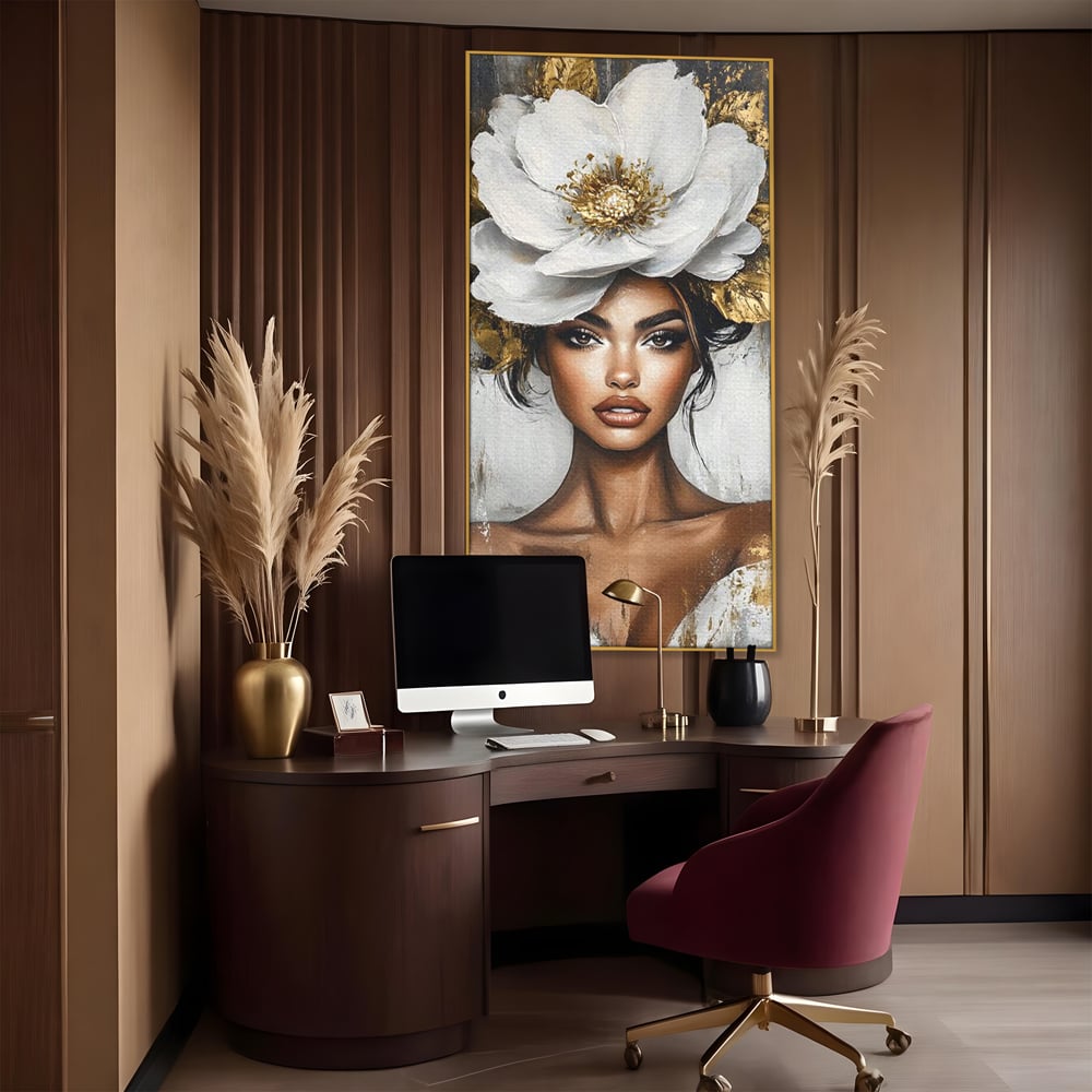 Tablou canvas cu tablou canvas cu portret de femeie si floare, in rama de aluminiu auriu, pe perete intr-un birou
