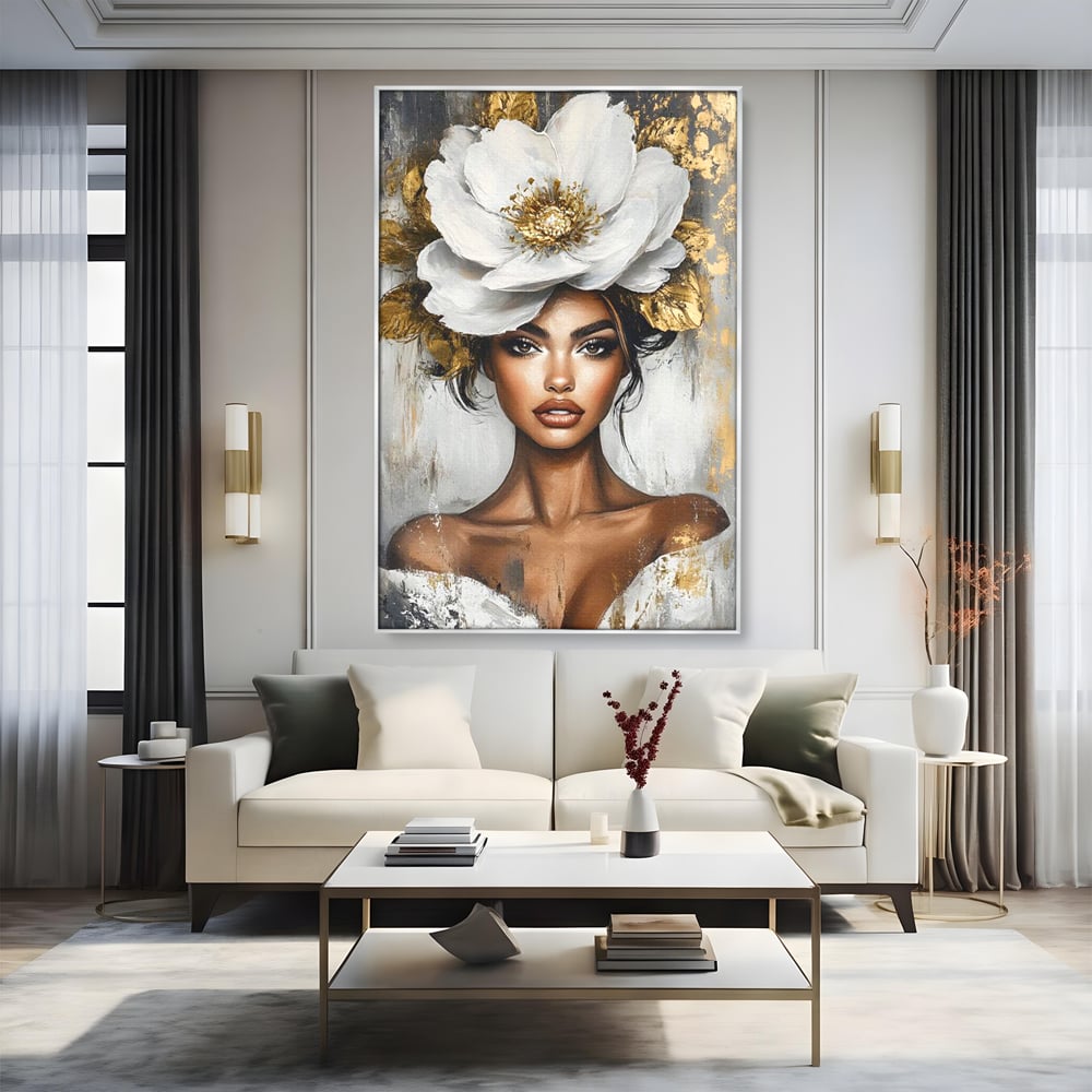 Tablou canvas cu tablou canvas cu portret de femeie si floare, in rama de aluminiu argintiu, pe perete intr-un living