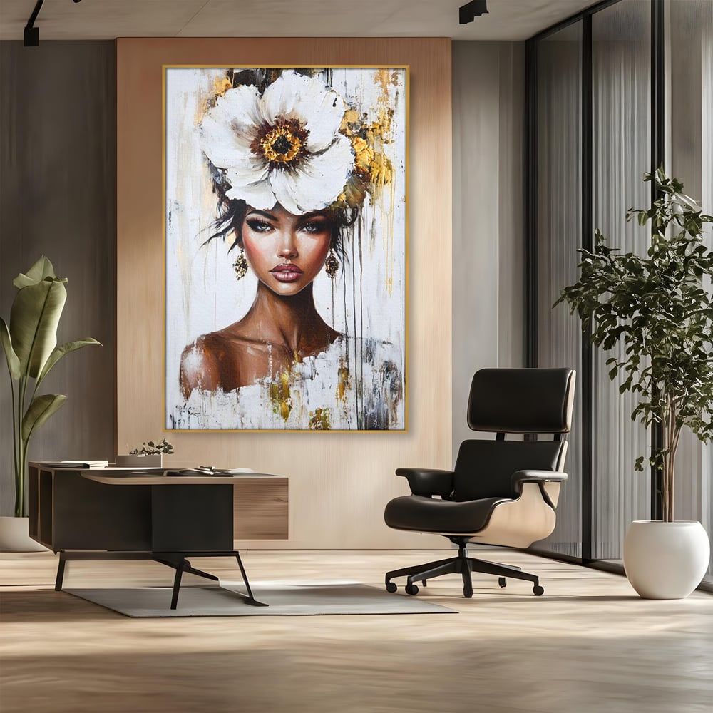 Tablou canvas cu tablou canvas cu portret feminin si floare, in rama de aluminiu auriu, pe perete intr-un birou