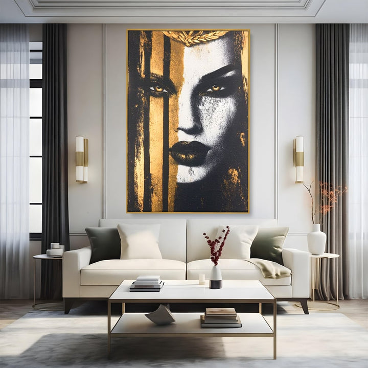 Tablou canvas cu tablou canvas cu portret feminin si foita de aur, in rama de aluminiu auriu, pe perete intr-un living