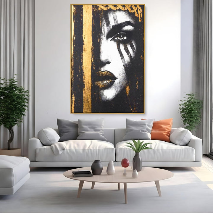 Tablou canvas cu tablou canvas cu chip de femeie, in rama de aluminiu auriu, pe perete intr-un living