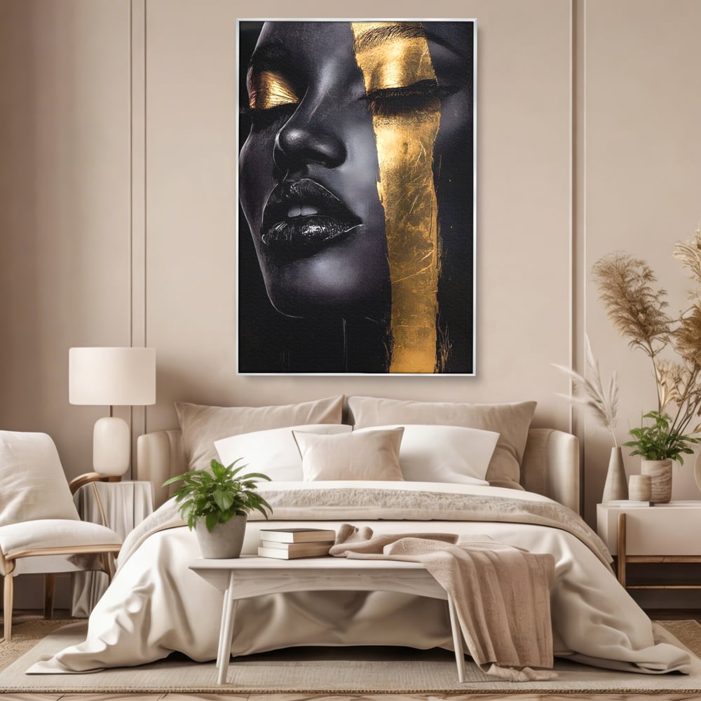 Tablou canvas cu tablou canvas cu chip de femeie, in rama de aluminiu argintiu, pe perete intr-un dormitor
