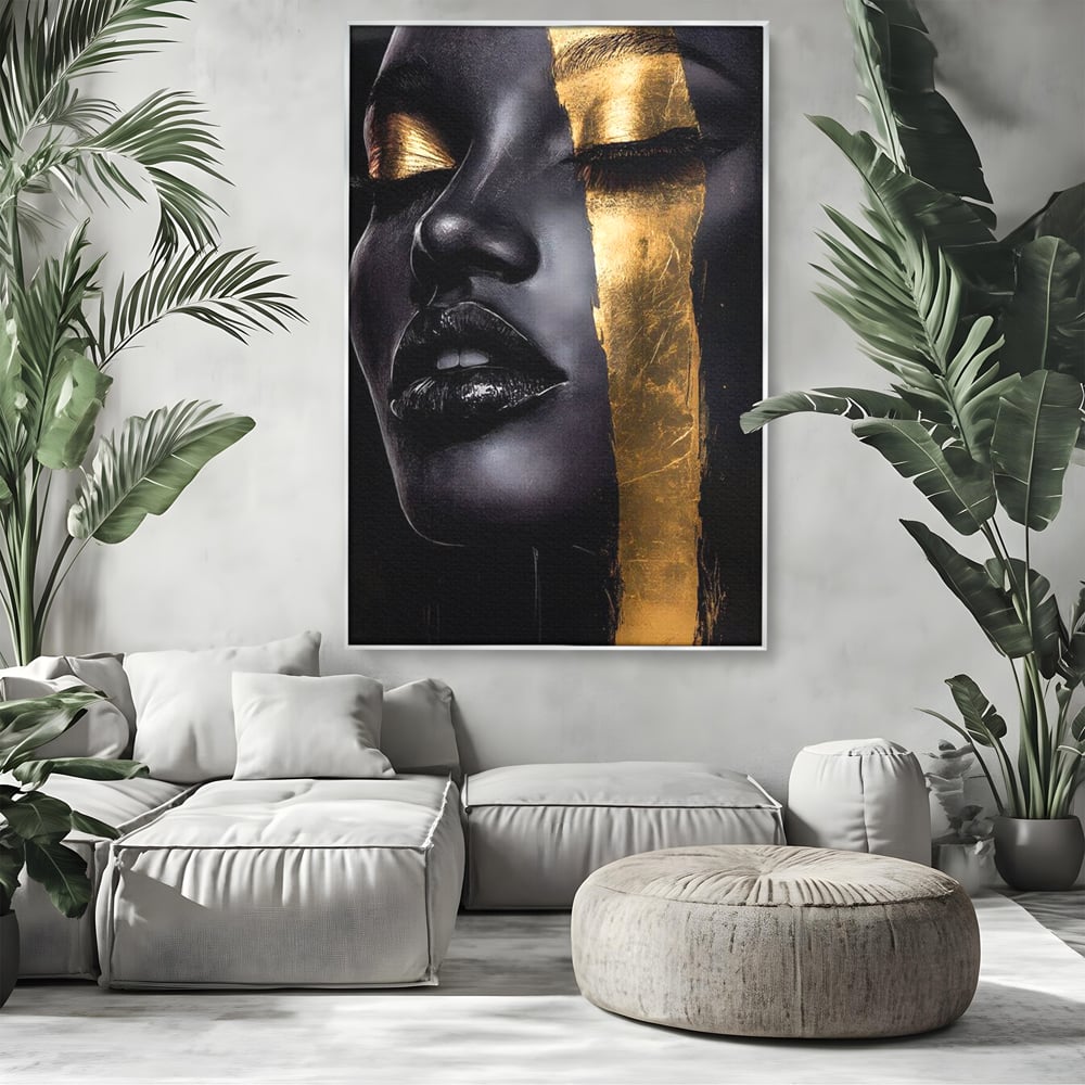 Tablou canvas cu tablou canvas cu chip de femeie, in rama de aluminiu argintiu, pe perete intr-un living