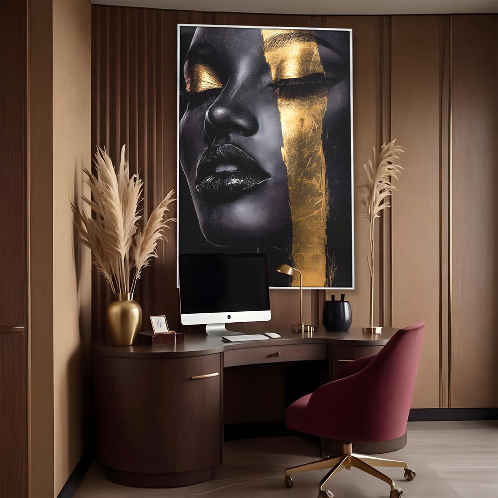 Tablou canvas cu tablou canvas cu chip de femeie, in rama de aluminiu argintiu, pe perete intr-un birou