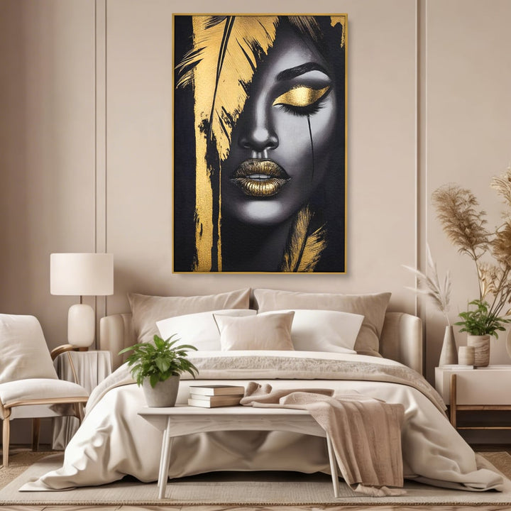 Tablou canvas cu tablou canvas cu portret stilizat de femeie, in rama de aluminiu auriu, pe perete intr-un dormitor