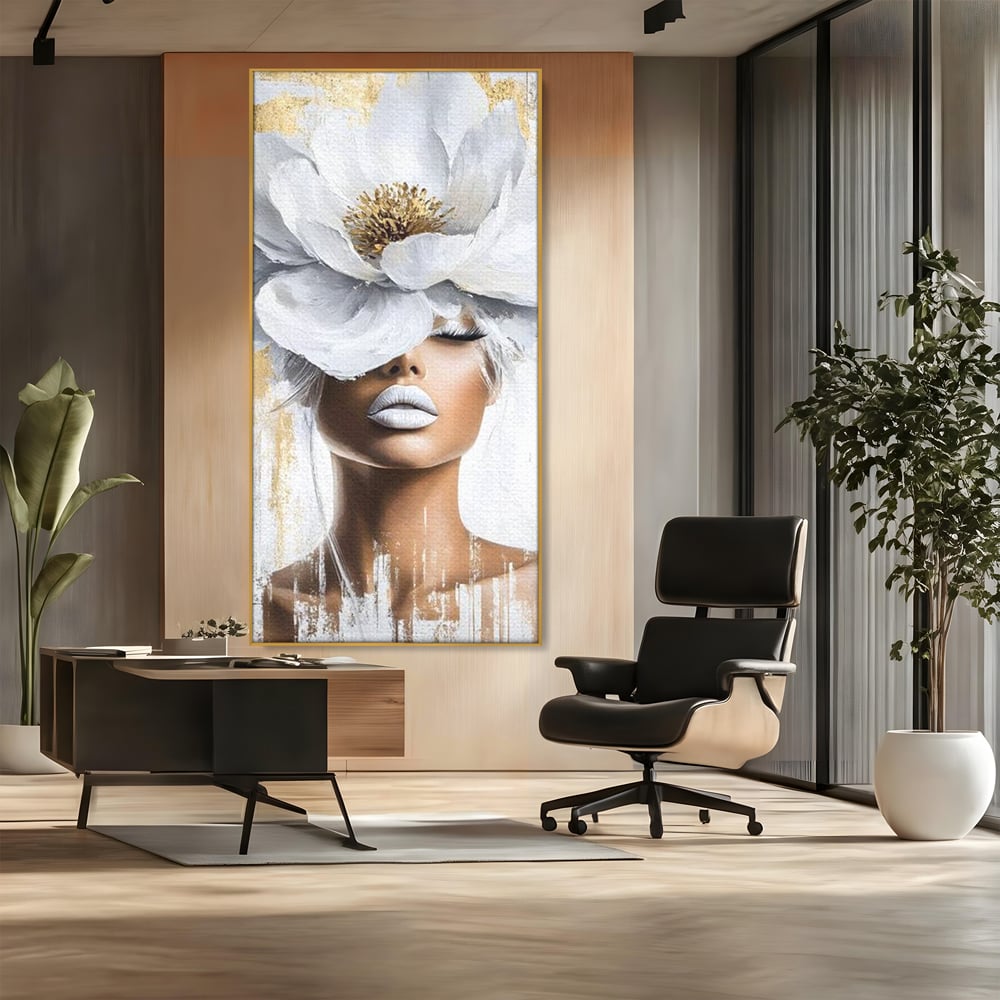 Tablou canvas cu tablou canvas cu portret de femeie si magnolie, in rama de aluminiu auriu, pe perete intr-un birou