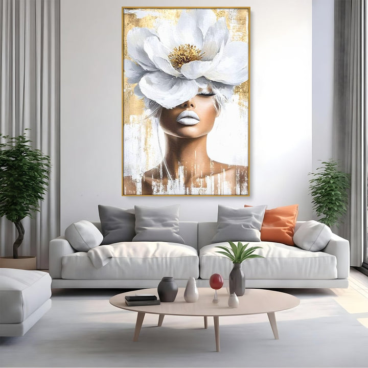 Tablou canvas cu tablou canvas cu portret de femeie si magnolie, in rama de aluminiu auriu, pe perete intr-un living