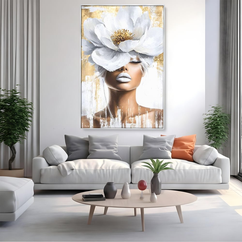 Tablou canvas cu tablou canvas cu portret de femeie si magnolie, in rama de aluminiu argintiu, pe perete intr-un living